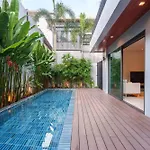 Monochromedesignerpool Villa